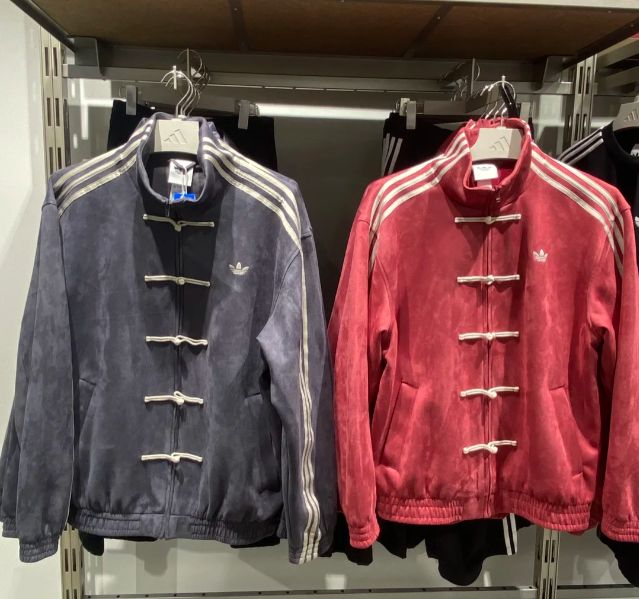 运动服加几个盘扣能卖四位数？被美国潮人抢成“中式土特产”的阿迪达斯穿上像我奶练太极