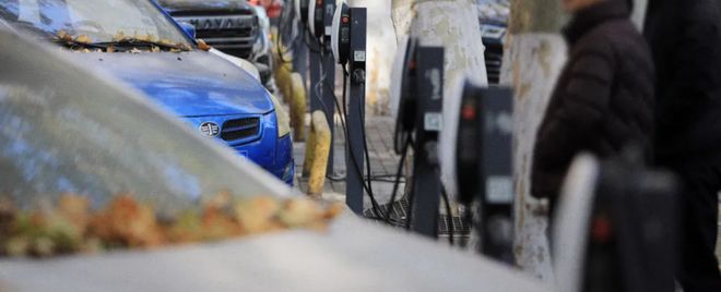 深夜充电站，被电量「囚禁」的人