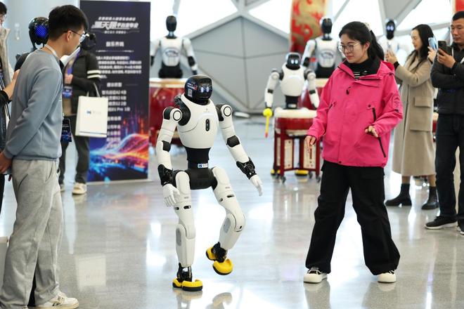 年终观察｜2025科技市场发展图景：人形机器人跑步进厂，AI生态加速形成