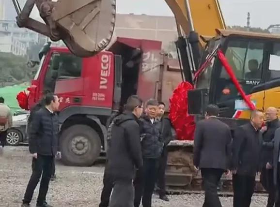 曝孙宏斌现身重庆,融创“重庆湾”超级项目动工,明年初推货 曝孙宏斌现身重庆,融创“重庆湾”超级项目动工,明年初推货