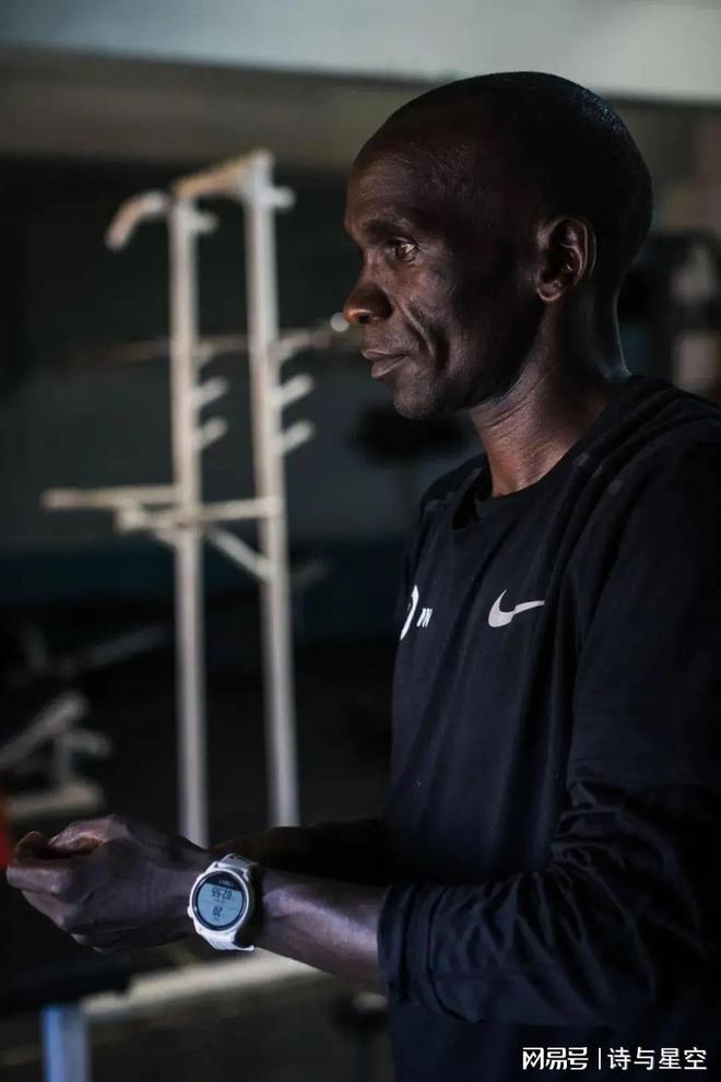 34岁破马拉松新纪录,亚洲第一穿了中国跑鞋 34岁破马拉松新纪录,亚洲第一穿了中国跑鞋