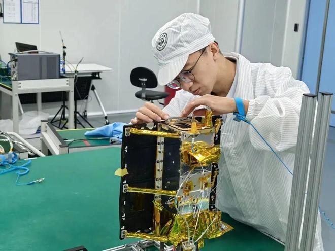 中大几个学生,放了颗卫星,火箭也是广州的 中大几个学生,放了颗卫星,火箭也是广州的