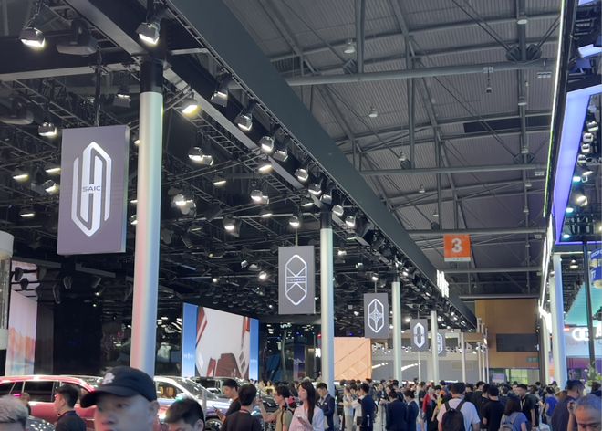 今年至少10款新车？鸿蒙智行新产品扎堆亮相，余承东：十几个月再卖100万辆