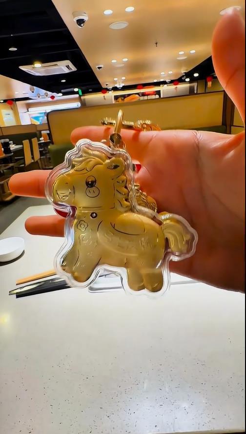 海底捞就餐送“黄金小马”冲上热搜,工作人员:并非纯金,是合成金属材质的 海底捞就餐送“黄金小马”冲上热搜,工作人员:并非纯金,是合成金属材质的