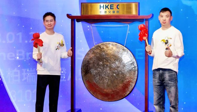 又现传奇！85后草根卖零食，10年干成千亿霸主