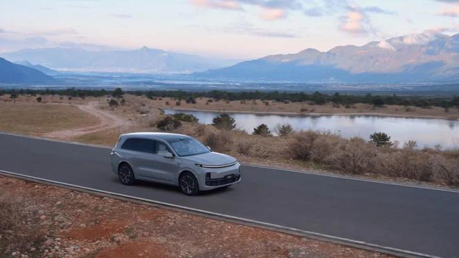 行业变局信号，理想坚定AI战略