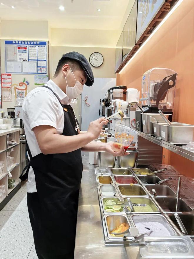 这届加盟商，为何心甘情愿被“绑”在店里？