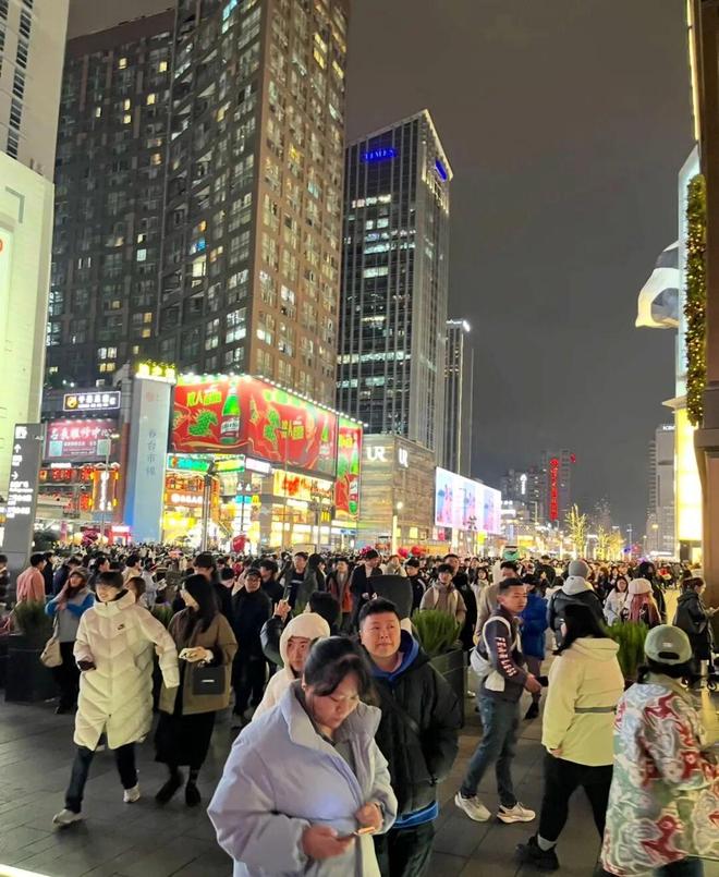 12万人挤爆，成都跨年集体狂欢