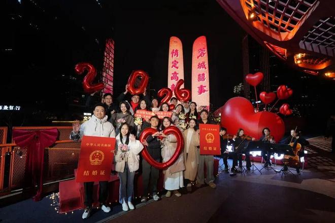 12万人挤爆，成都跨年集体狂欢