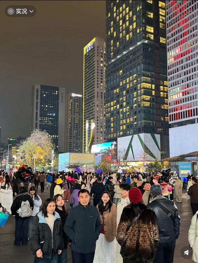 12万人挤爆，成都跨年集体狂欢