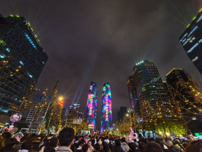 12万人挤爆，成都跨年集体狂欢