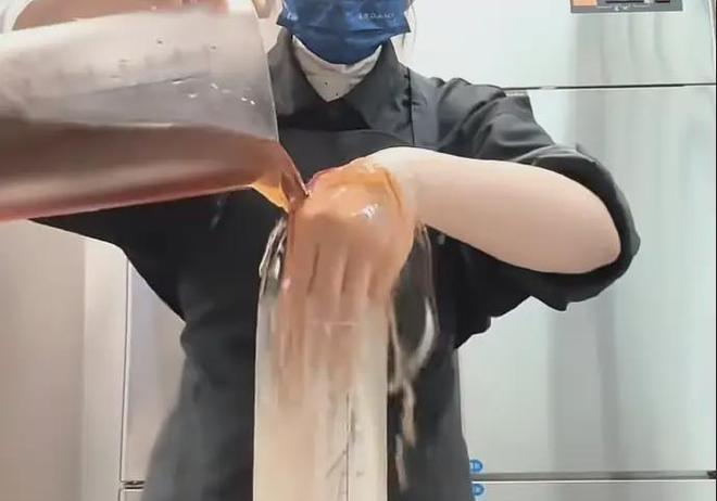 员工摆拍手打奶茶，霸王茶姬遭马年“下马威”
