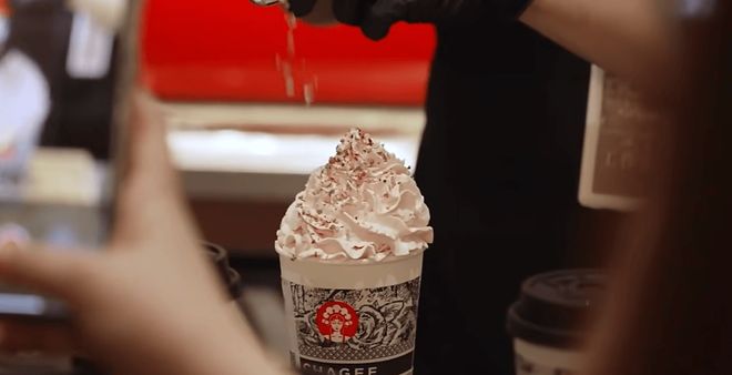 徒手拌奶茶、高含咖啡因，霸王茶姬真让人上头