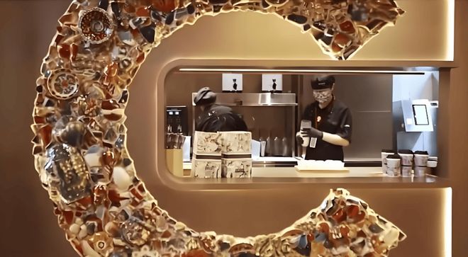 徒手拌奶茶、高含咖啡因，霸王茶姬真让人上头