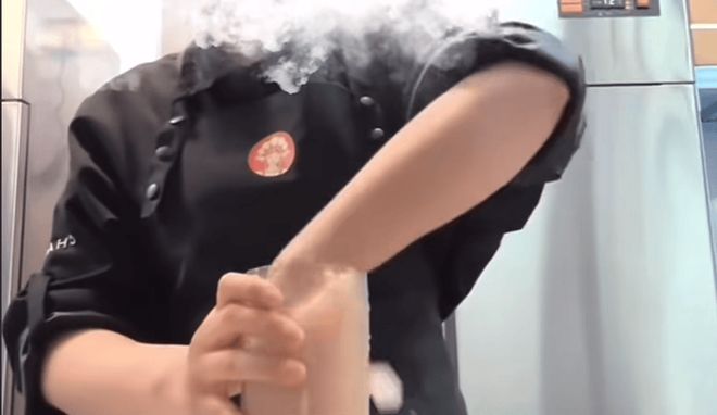 徒手拌奶茶、高含咖啡因，霸王茶姬真让人上头