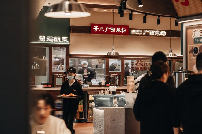 漂亮饭又“造神”！一线商圈开始排队广西菜