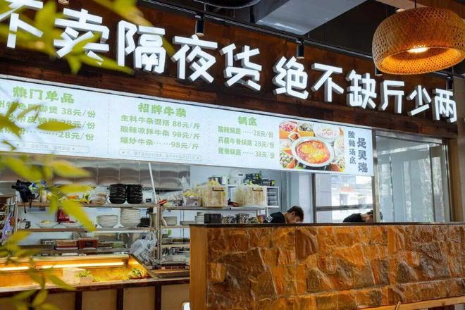 漂亮饭又“造神”！一线商圈开始排队广西菜