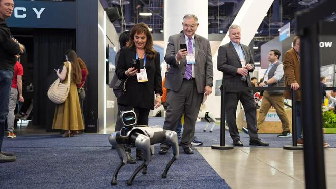 中国机器人组团出征CES，加速进化首日售出数十台，魔法原子海外收入占比过半