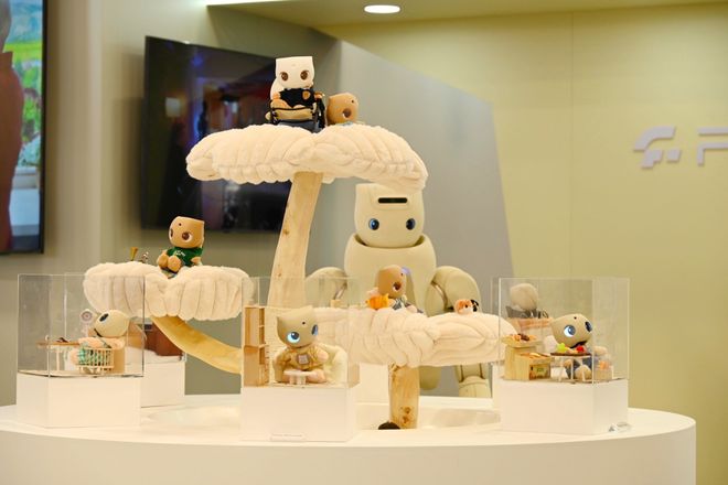 中国机器人组团出征CES，加速进化首日售出数十台，魔法原子海外收入占比过半