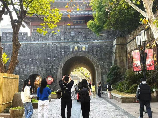 开新局·走市场|杭州清河坊:一街阅千年,烟火抚人心 开新局·走市场|杭州清河坊:一街阅千年,烟火抚人心