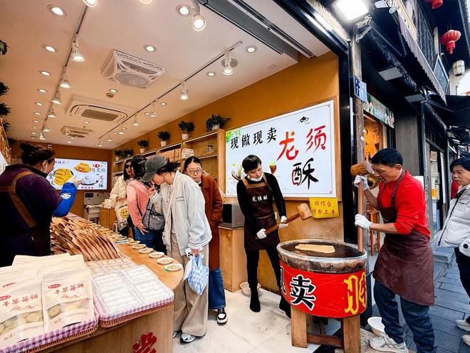 开新局·走市场|杭州清河坊:一街阅千年,烟火抚人心 开新局·走市场|杭州清河坊:一街阅千年,烟火抚人心