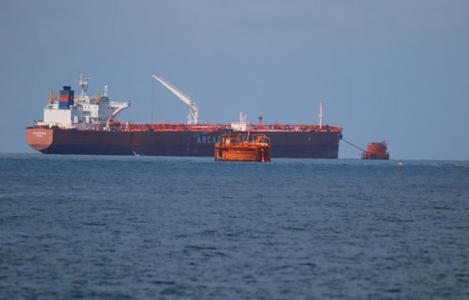 特朗普失算了！明抢5000万桶石油后，才发现中国连一桶都不买了