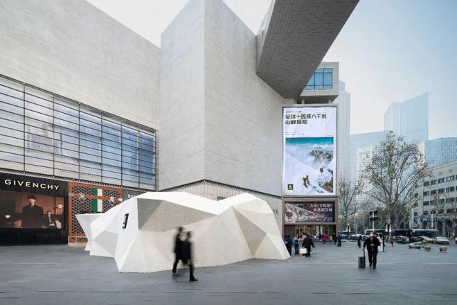 户外风，刮进高端商场