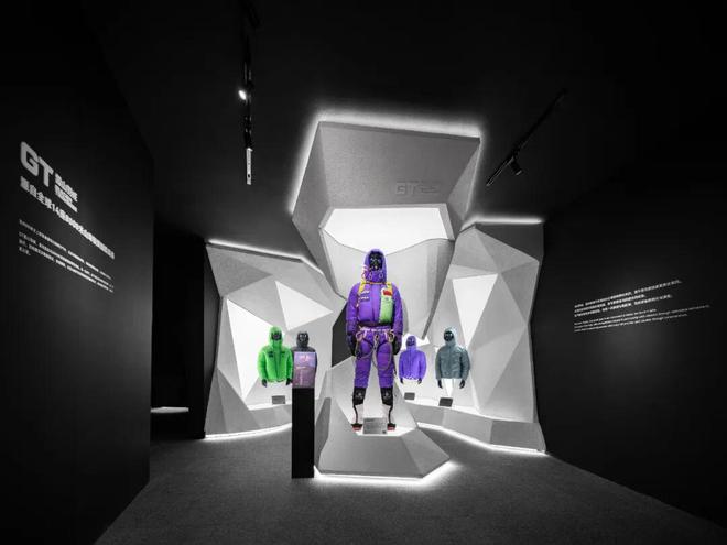 户外风，刮进高端商场