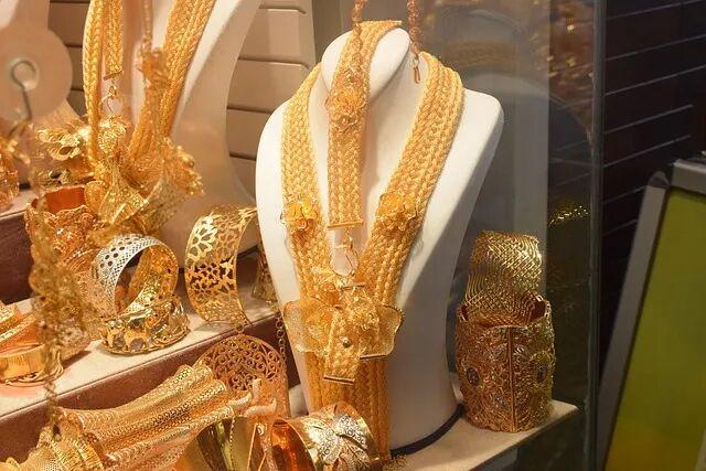 雷军入局、被富婆当白菜抢，古法黄金赛道到底有多魔幻?