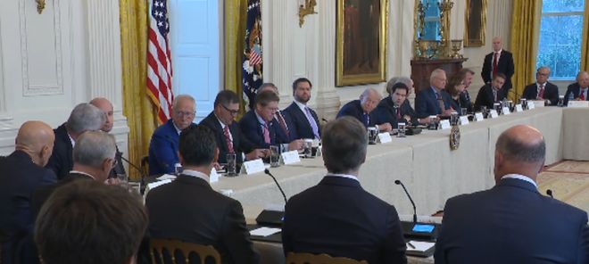 特朗普对话20家美石油公司:已经亏的120亿美元就算了,你不干还有25家愿意干 特朗普对话20家美石油公司:已经亏的120亿美元就算了,你不干还有25家愿意干