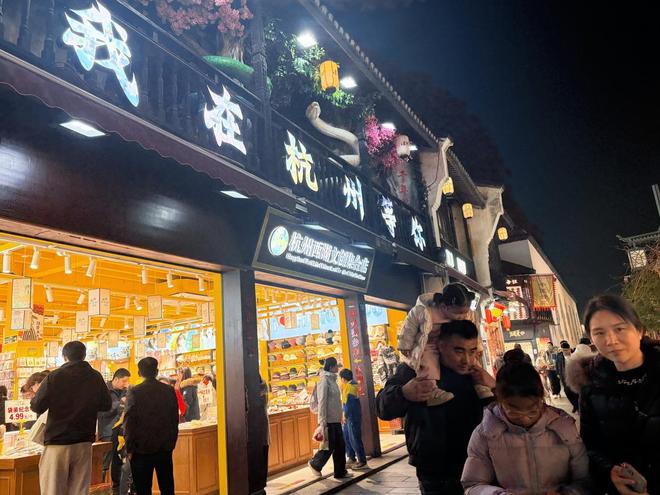 开新局·走市场｜杭州清河坊：一街阅千年，烟火抚人心