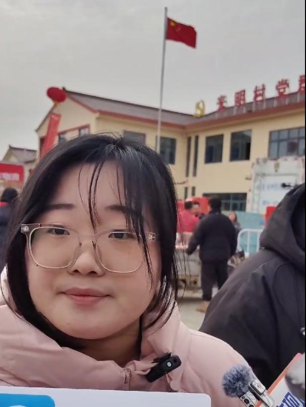 00后女生嫁到光明村领到刘强东送的年货：以前都是在手机上刷到，第一次领到很激动