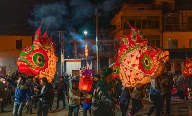 3000条鱼游进春晚，这届年轻人，把老祖宗的鱼灯盘活了