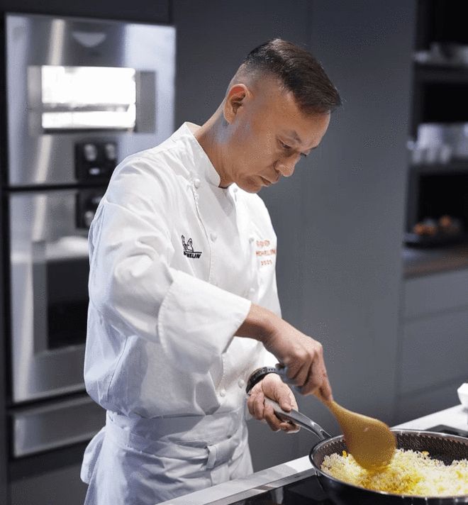 深圳一家商场称西贝门店“选择了最不体面的方式逃场”，要求其恢复营业，当事双方回应