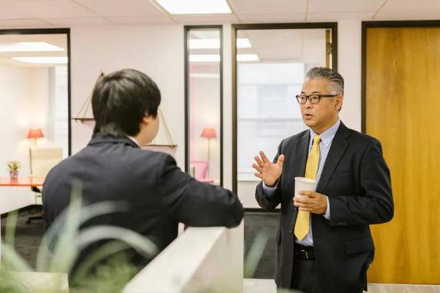 春节走亲戚，年轻人“反向教育”长辈