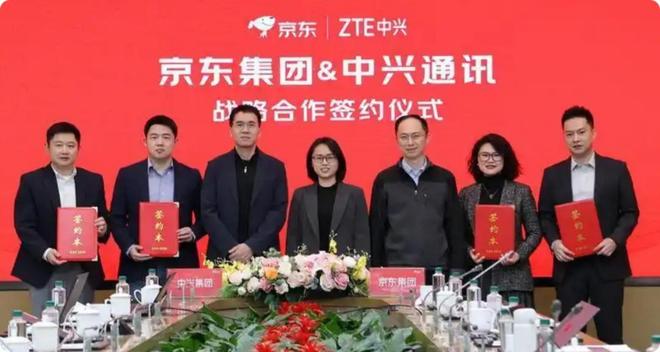 一边牵手中兴一边搞游艇，刘强东在下一盘什么大棋？