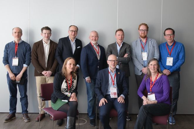 “地表最懂酒的总统”马克龙接过一瓶中国酒