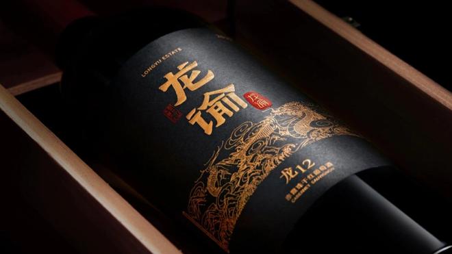 “地表最懂酒的总统”马克龙接过一瓶中国酒