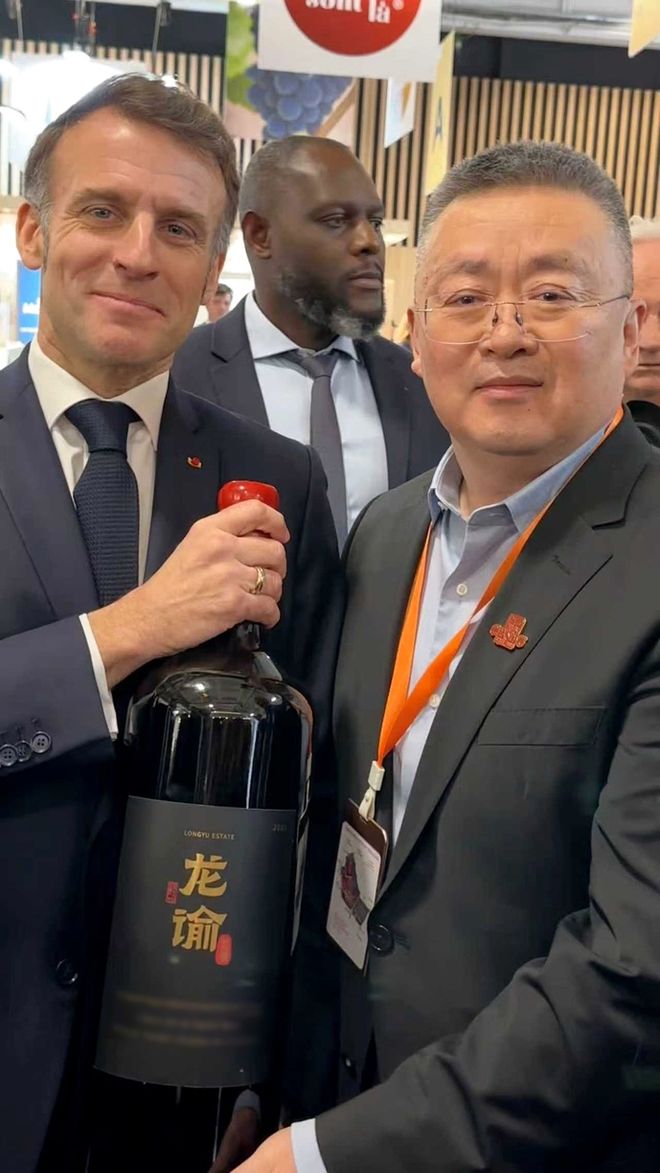 “地表最懂酒的总统”马克龙接过一瓶中国酒
