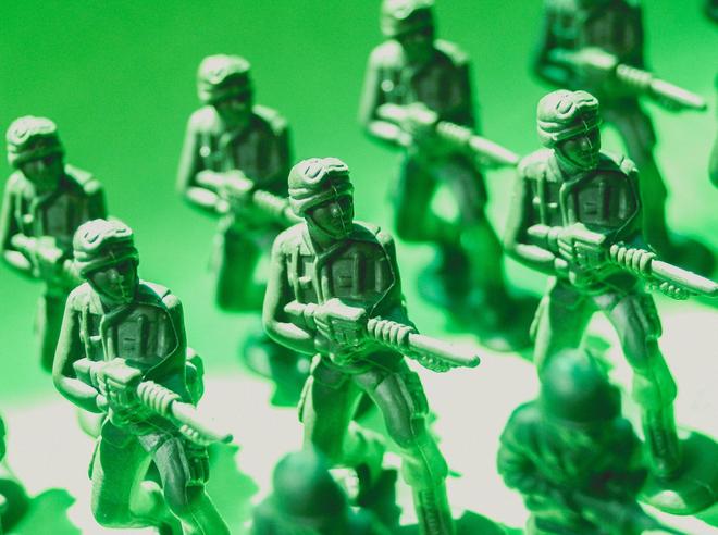 微信“铁腕”挥向自家兄弟，巨头AI春节激战：撒钱容易，“交心”难