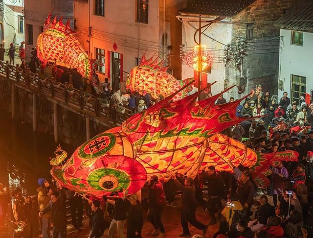 3000条鱼游进春晚，这届年轻人，把老祖宗的鱼灯盘活了