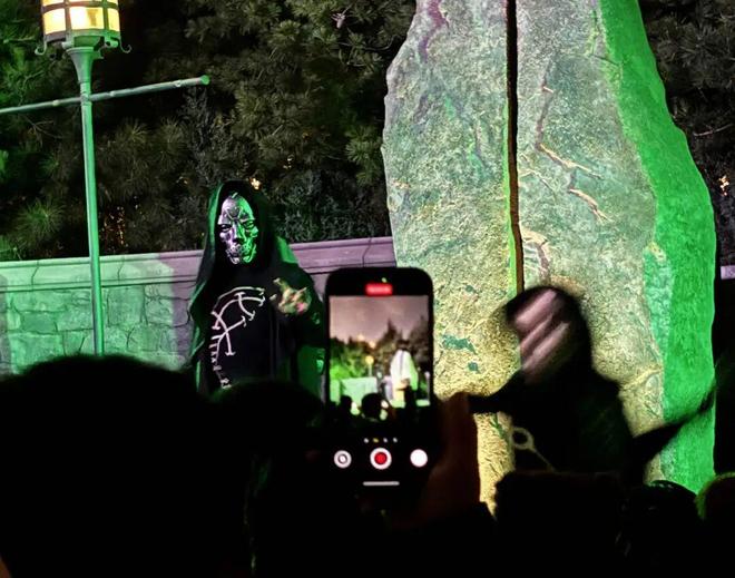 大年初五咋去哪都有一亿人在排队？不想走亲戚的打工人挤疯了也要去「新中式乐园」找年味