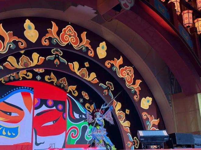 大年初五咋去哪都有一亿人在排队？不想走亲戚的打工人挤疯了也要去「新中式乐园」找年味