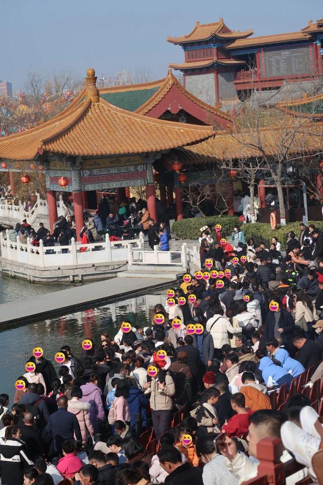 大年初五咋去哪都有一亿人在排队？不想走亲戚的打工人挤疯了也要去「新中式乐园」找年味