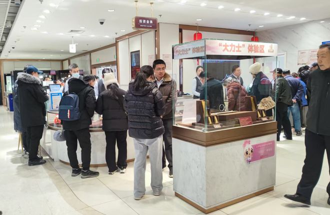 实探春节北京“金市”:老年人成买金条主力 实探春节北京“金市”:老年人成买金条主力