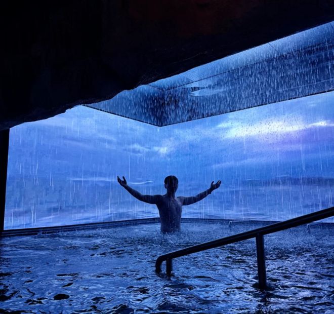 “洗澡时被雨淋加电击”成了北漂解压新方法，洗浴中心里都能演灾难片了？