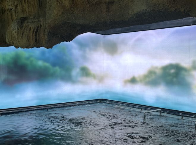 “洗澡时被雨淋加电击”成了北漂解压新方法，洗浴中心里都能演灾难片了？