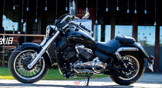 招来一堆华为系，“汽车狂人”要和华为智驾“打擂台”？