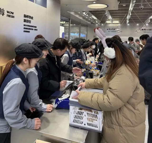 鸣鸣很忙入局新鲜零食：有点推荐首店开业