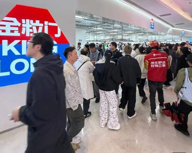 鸣鸣很忙入局新鲜零食：有点推荐首店开业